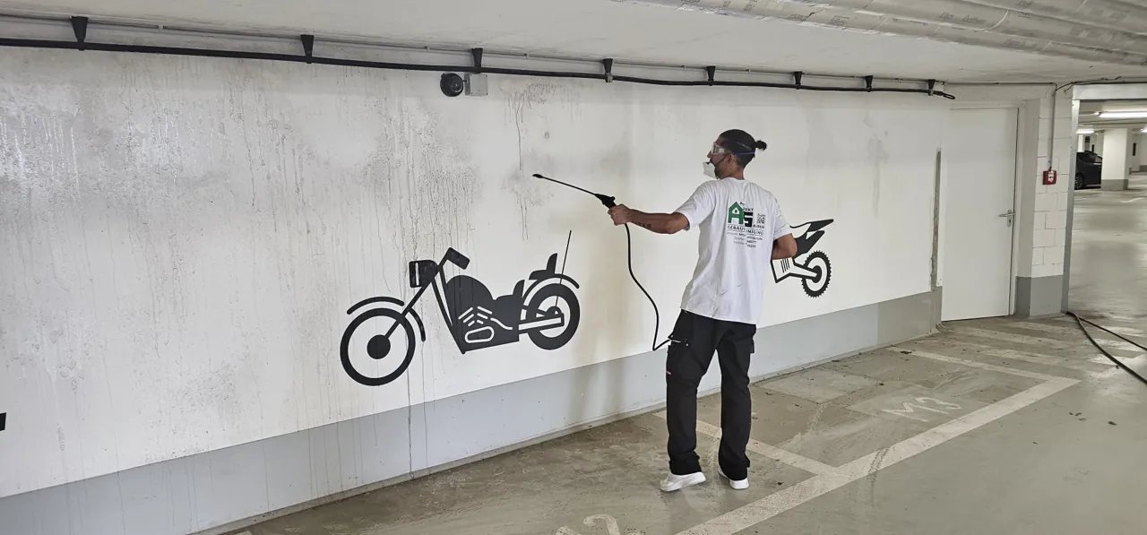 APS-Mitarbeiter bei der Reinigung einer Tiefgaragenwand