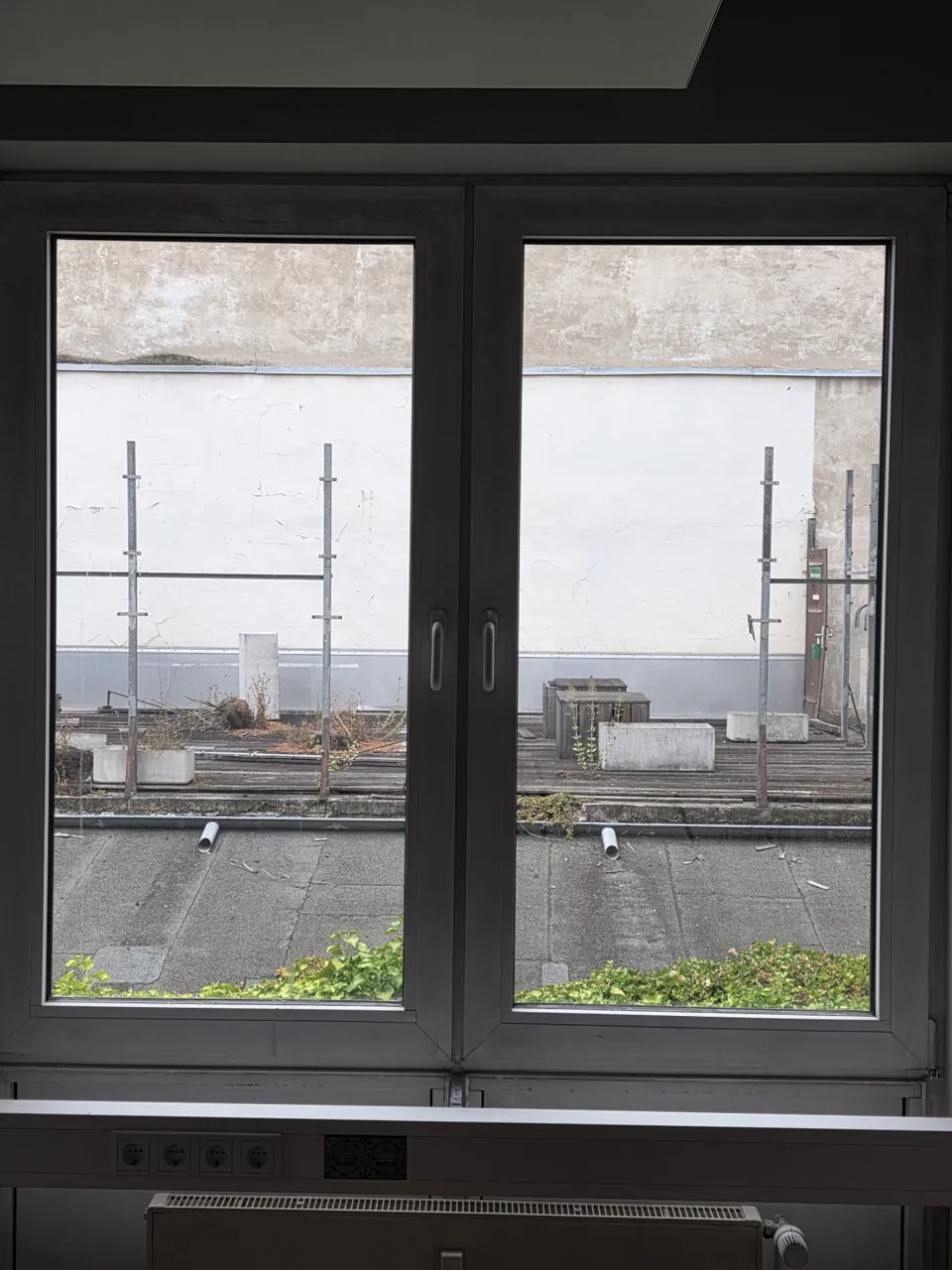 Klar gereinigtes Bürofenster mit Stadtblick