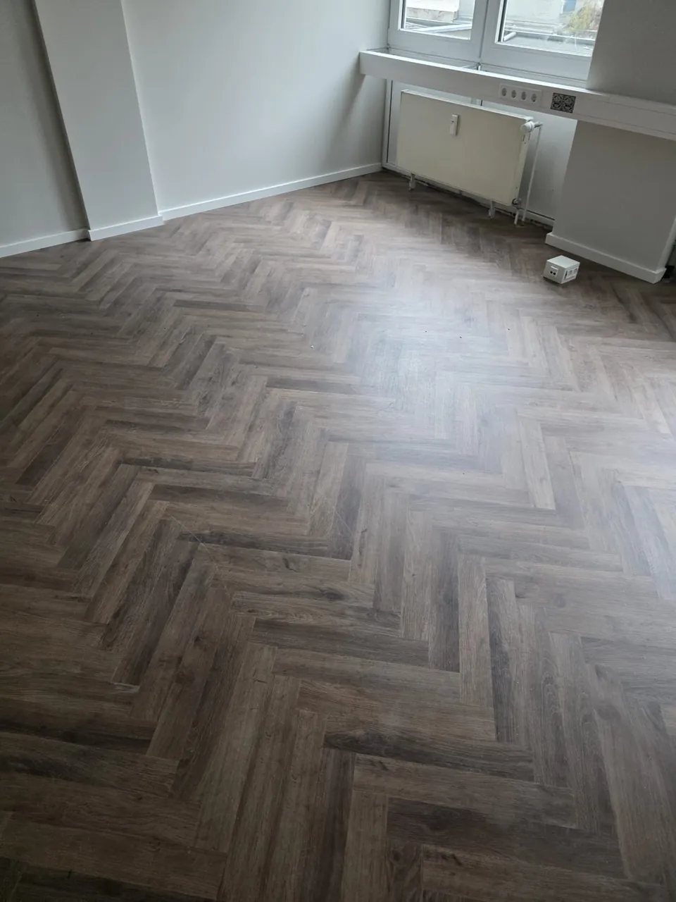 Frisch gereinigter Fischgrät-Parkettboden in einem Büro