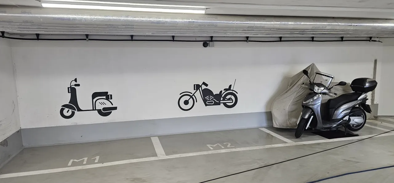 Gereinigte Tiefgarage mit sauberen Stellplätzen